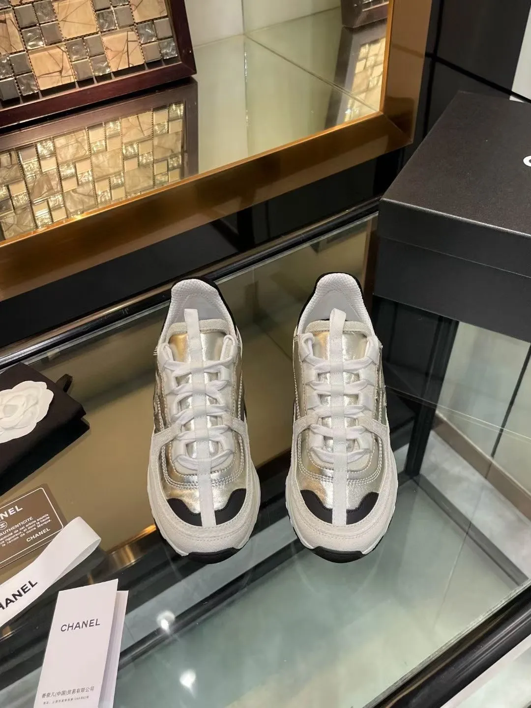 👟👟Ex-factory price 600👟👟Chanel Chanel 25SS latest white shoes, casual sports shoes, skate shoes, original purchase, development and production. Xiaoxiang C’s counter is another super hot model, loved by Internet celebrity bloggers and ladies, various praises on social platforms, super popular, high quality, breathable and super spring and summer. Seeing this issue always arouses the inner desire of girls for fashion. The latest calfskin material Classic black and white color scheme, fashionable on the feet and easy to care for #Material: Original customized imported cowhide material #Inner lining: Customized soft sheepskin lining #Sole: Original open-molded TPU non-slip outsole #Sole thickness: 2.5CM Size: 35-40 (custom-made size 40 is not returnable)
